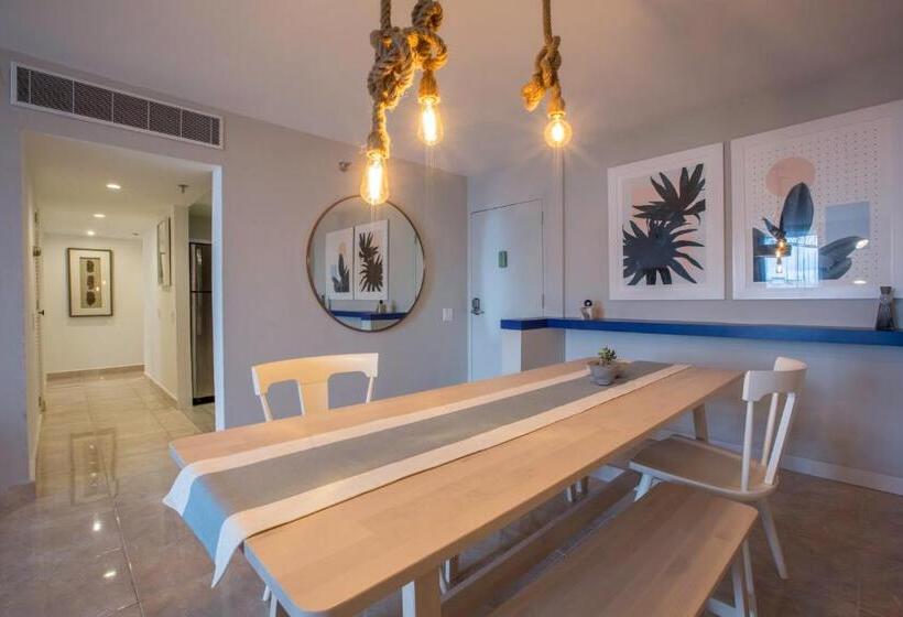 Ocean View Deluxe Suite: Pvt. Beach & Pool