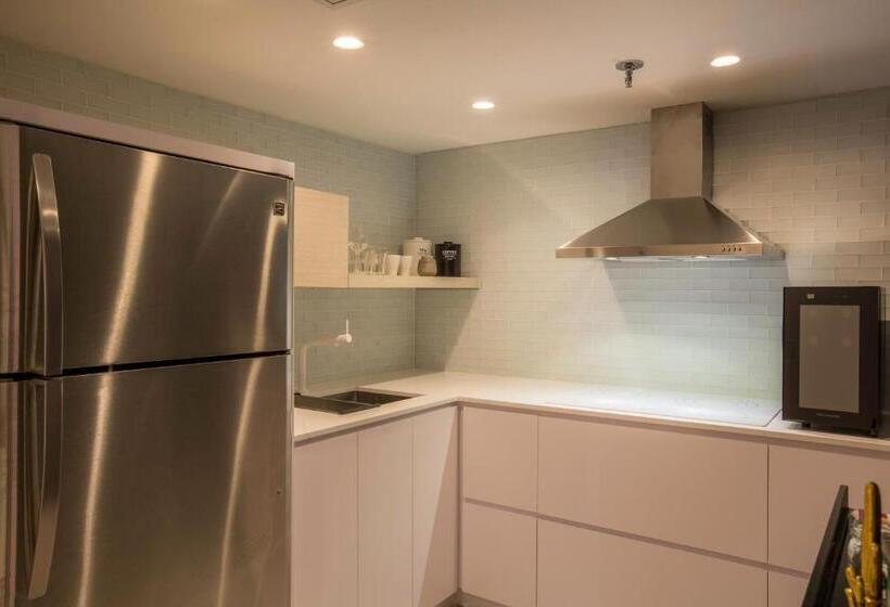 Ocean View Deluxe Suite: Pvt. Beach & Pool