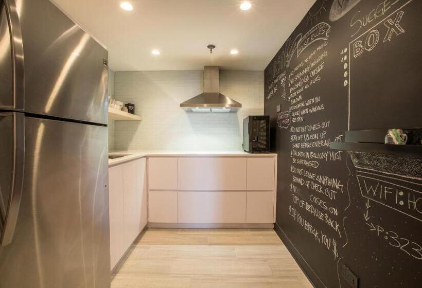 Ocean View Deluxe Suite: Pvt. Beach & Pool