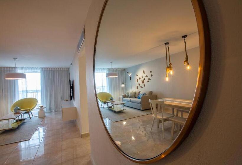 Ocean View Deluxe Suite: Pvt. Beach & Pool