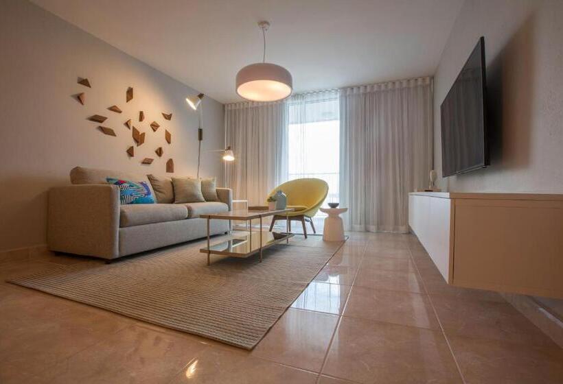 Ocean View Deluxe Suite: Pvt. Beach & Pool