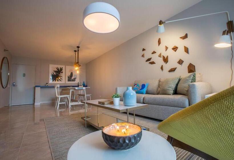 Ocean View Deluxe Suite: Pvt. Beach & Pool