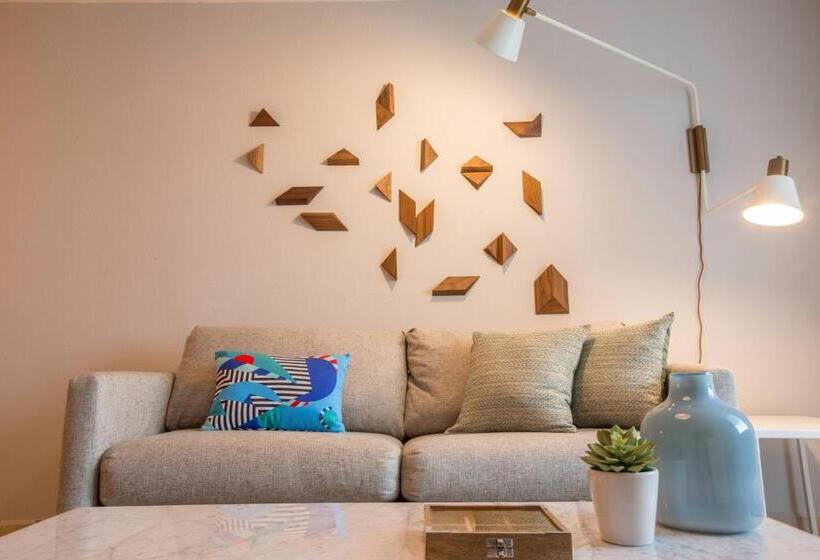 Ocean View Deluxe Suite: Pvt. Beach & Pool