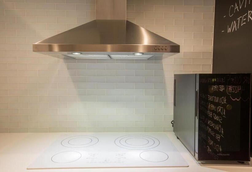 Ocean View Deluxe Suite: Pvt. Beach & Pool