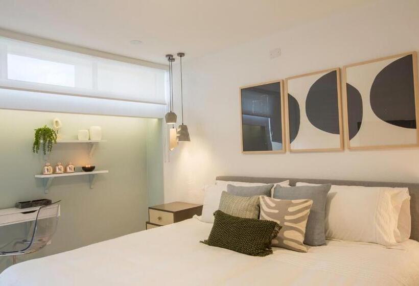 Ocean View Deluxe Suite: Pvt. Beach & Pool