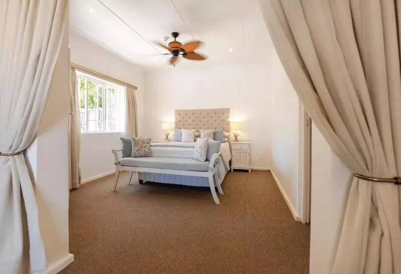 Hotelli Russells On The Port