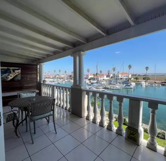 Hotelli Russells On The Port