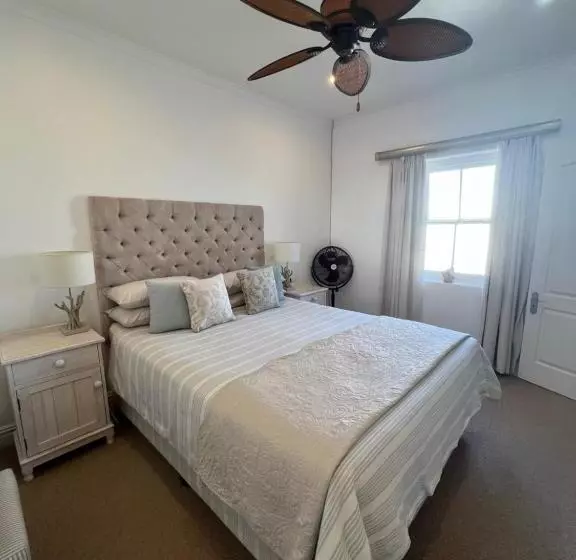 Hotelli Russells On The Port