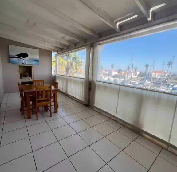 Hotelli Russells On The Port