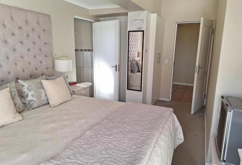 فندق Russells On The Port