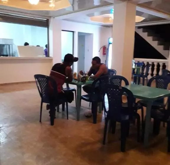 پانسیون Oceans Hostal