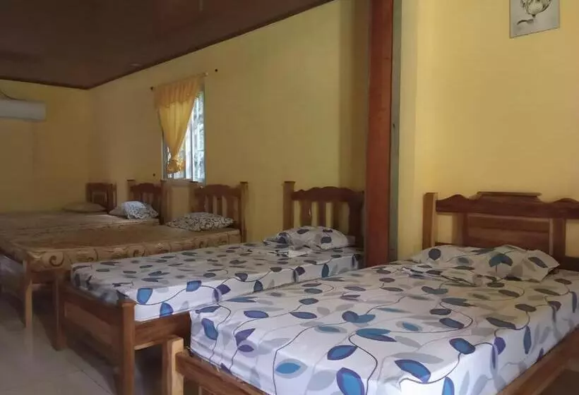پانسیون Oceans Hostal