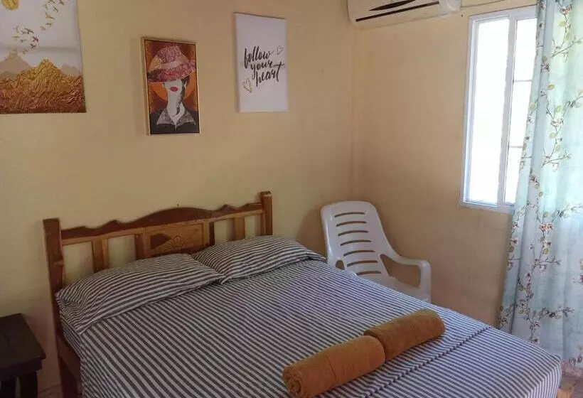 پانسیون Oceans Hostal