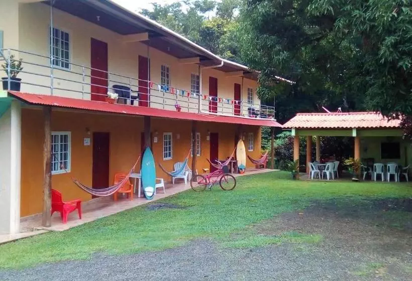 پانسیون Oceans Hostal