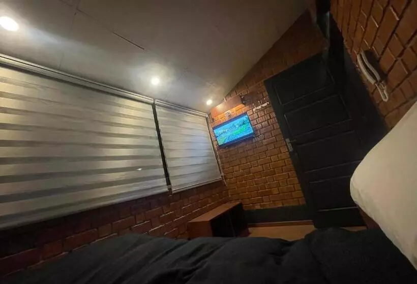 هتل کپسول Onkel Inn Wagon Sleepbox Uyuni