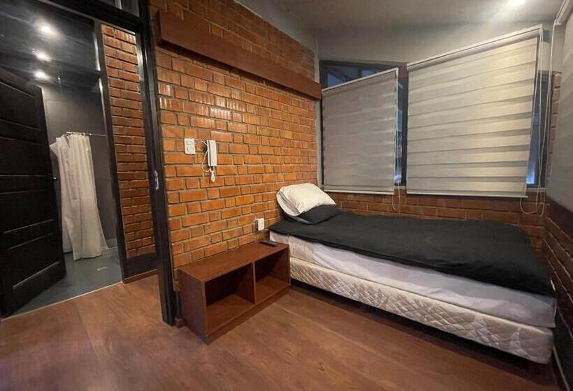 هتل کپسول Onkel Inn Wagon Sleepbox Uyuni