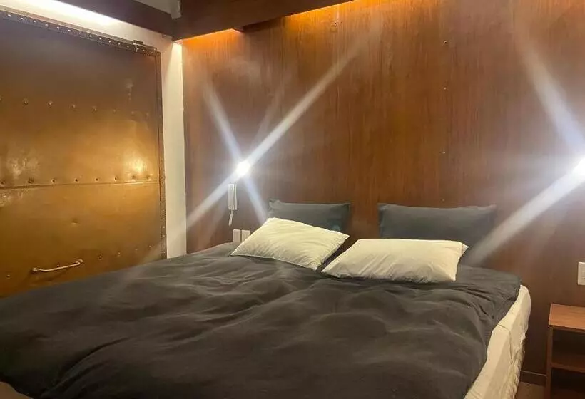 هتل کپسول Onkel Inn Wagon Sleepbox Uyuni