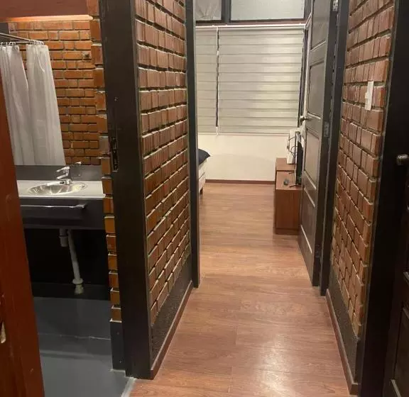 هتل کپسول Onkel Inn Wagon Sleepbox Uyuni