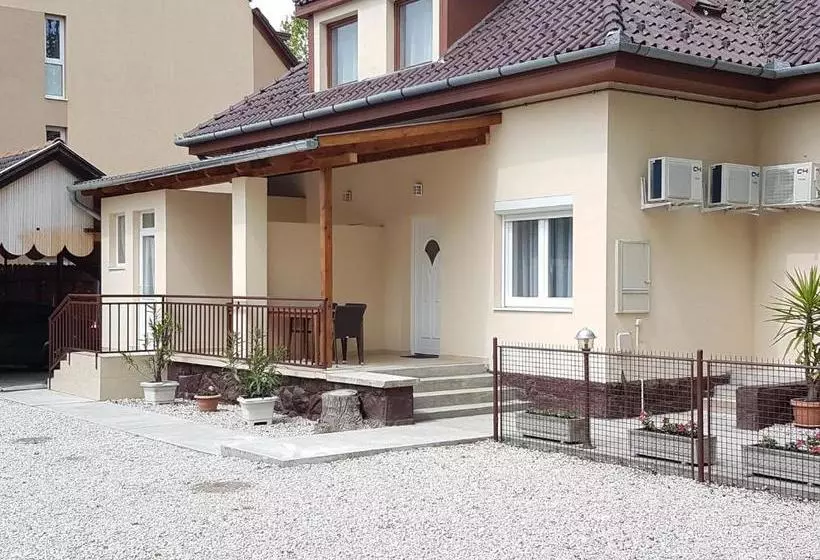 ペンション Táncsics Vendégház