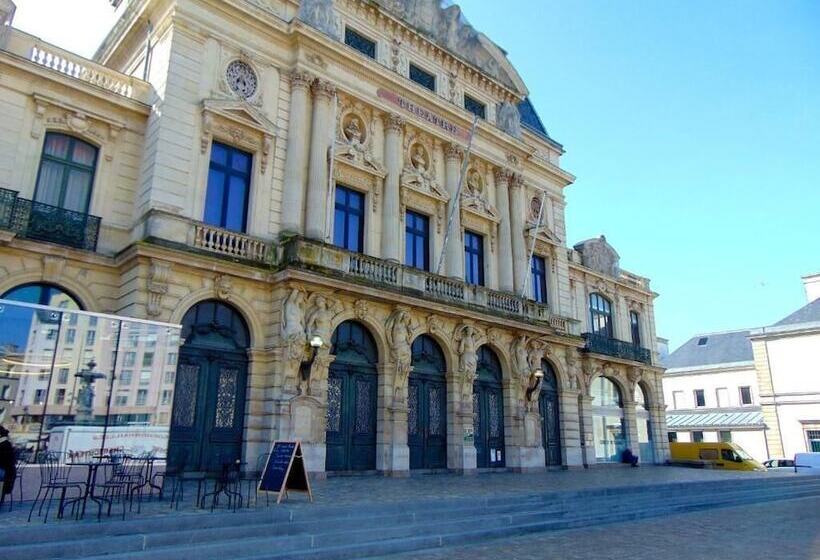 בית מלון כפרי De La Croix De Malte