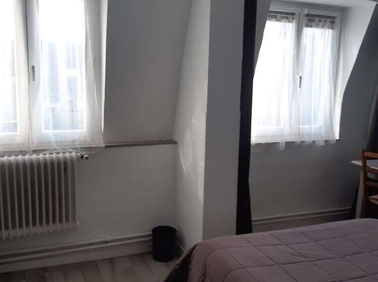 בית מלון כפרי De La Croix De Malte