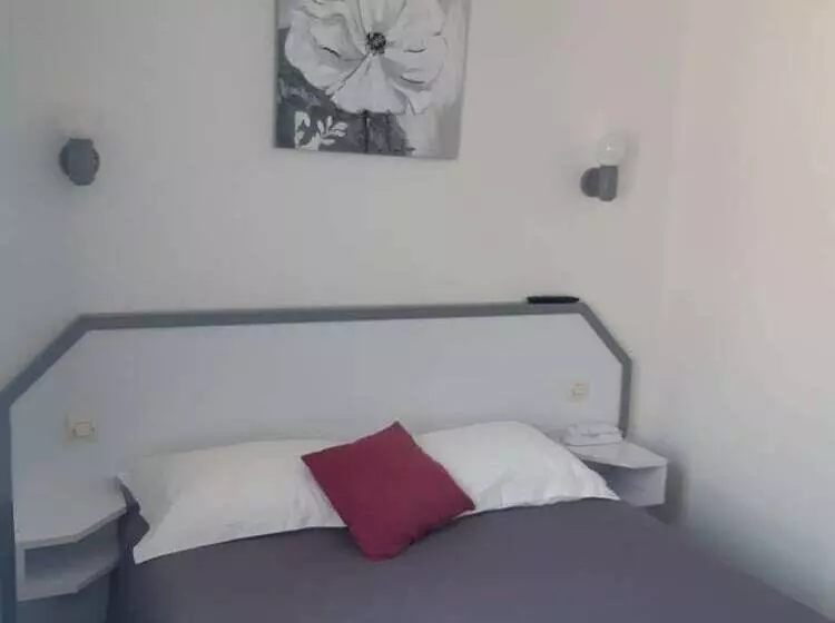 هتل De La Croix De Malte
