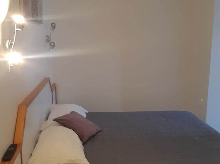 בית מלון כפרי De La Croix De Malte