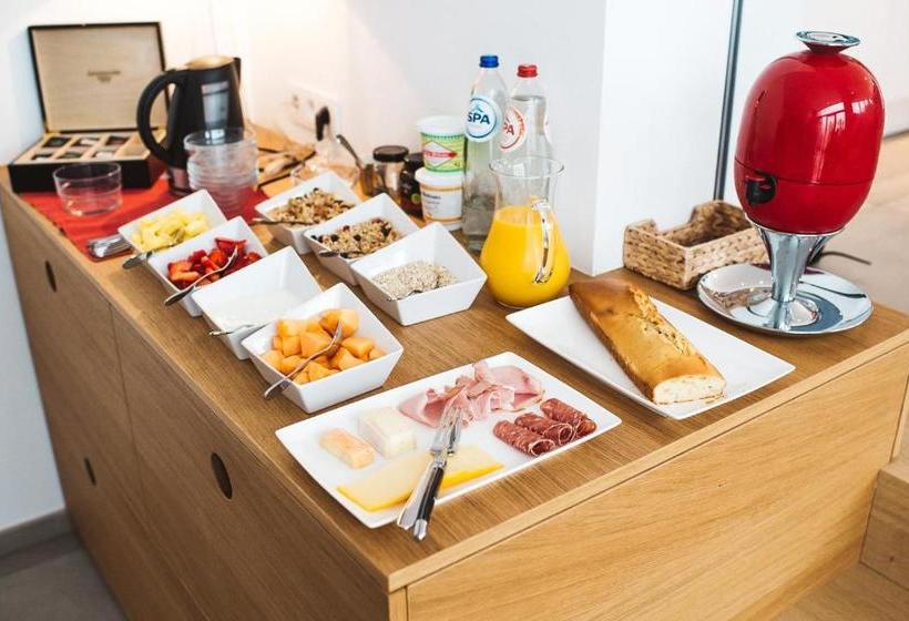 پانسیون Red & Breakfast