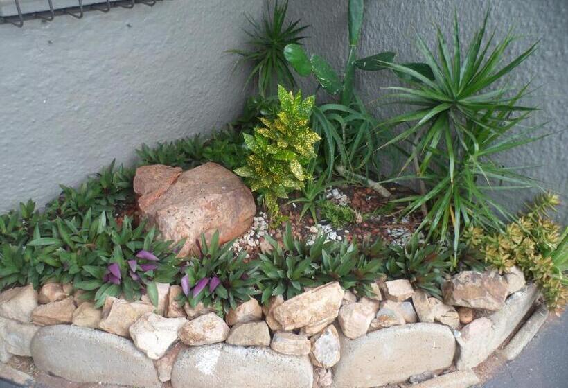 بنسيون Laletsa Lodge