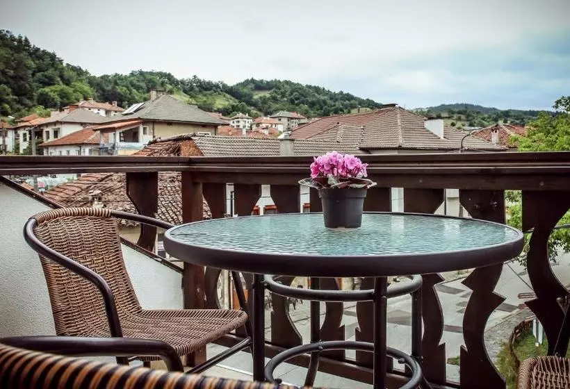 Majatalo бялата къща