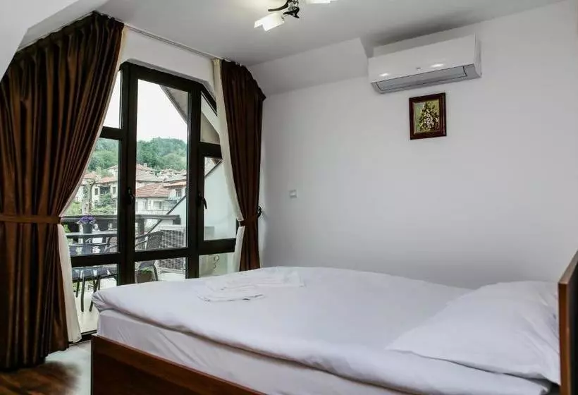 Majatalo бялата къща