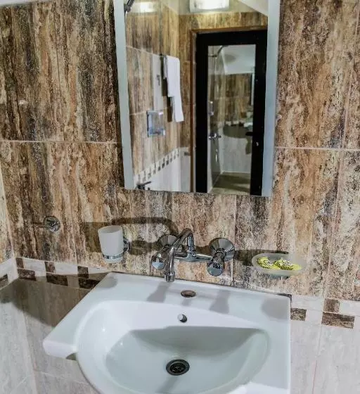 Majatalo бялата къща