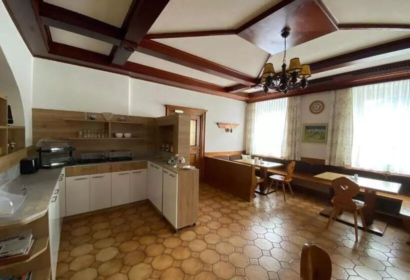 Retkeilymaja Pension Eder