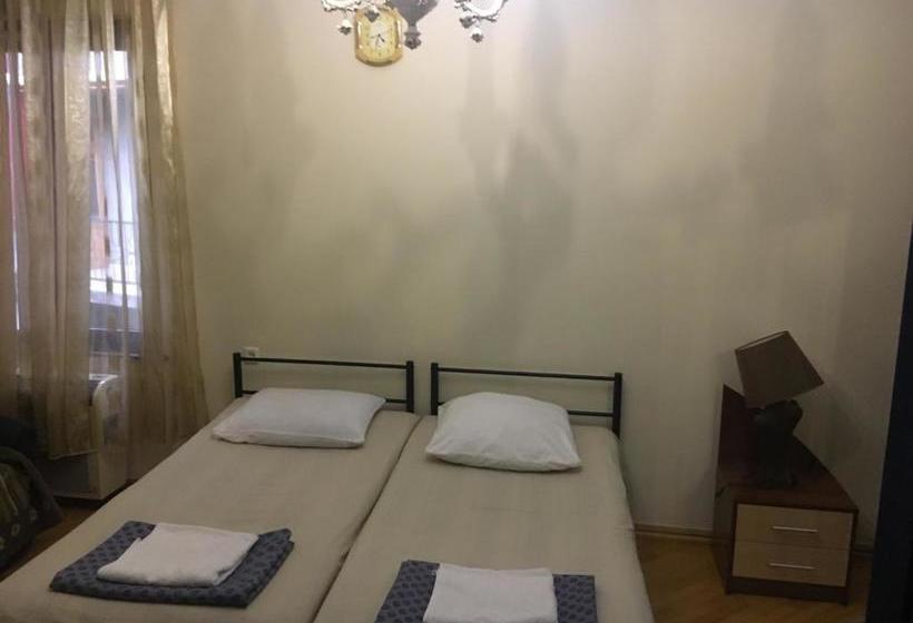 پانسیون Gurami Guest House 1