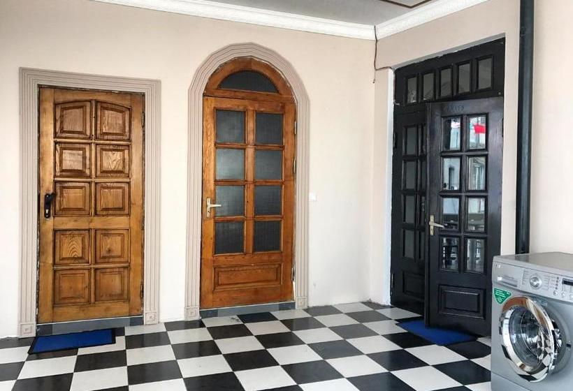 پانسیون Gurami Guest House 1