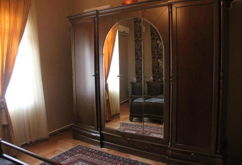 پانسیون Gurami Guest House 1