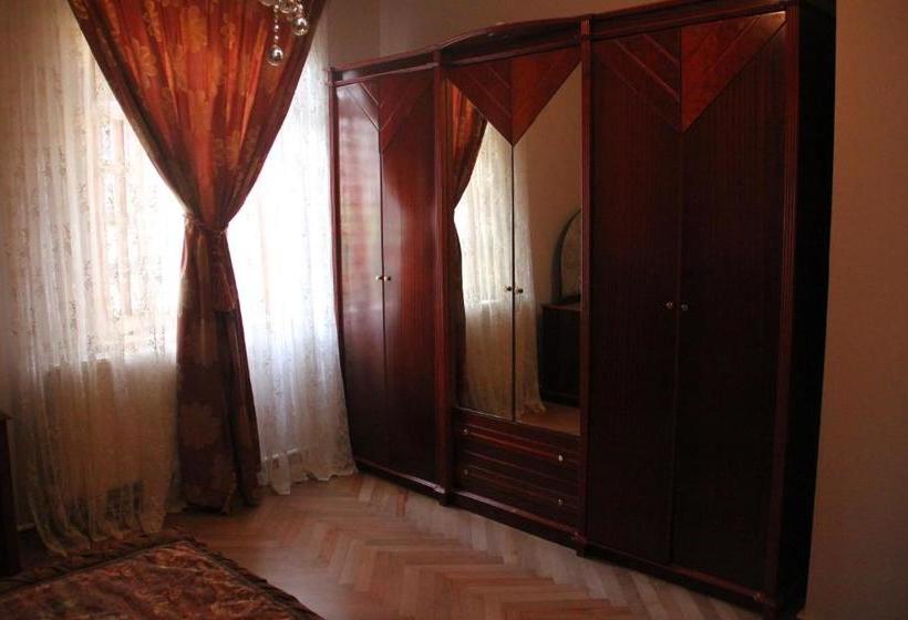 پانسیون Gurami Guest House 1