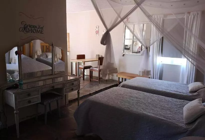 هتل Terra Rouge Guestfarm & Sonstraal Farmhouse