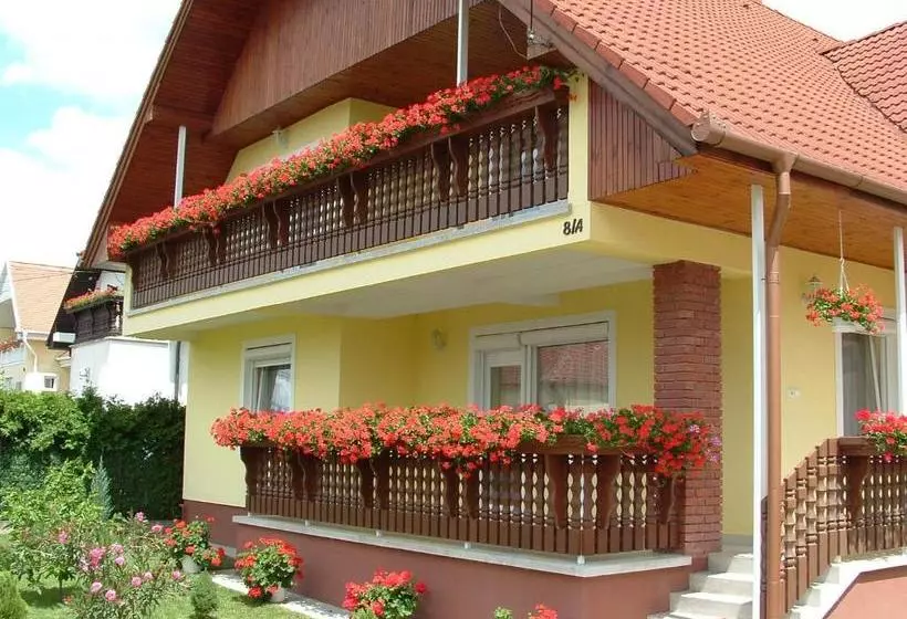 ペンション Zsuzsi Vendégház