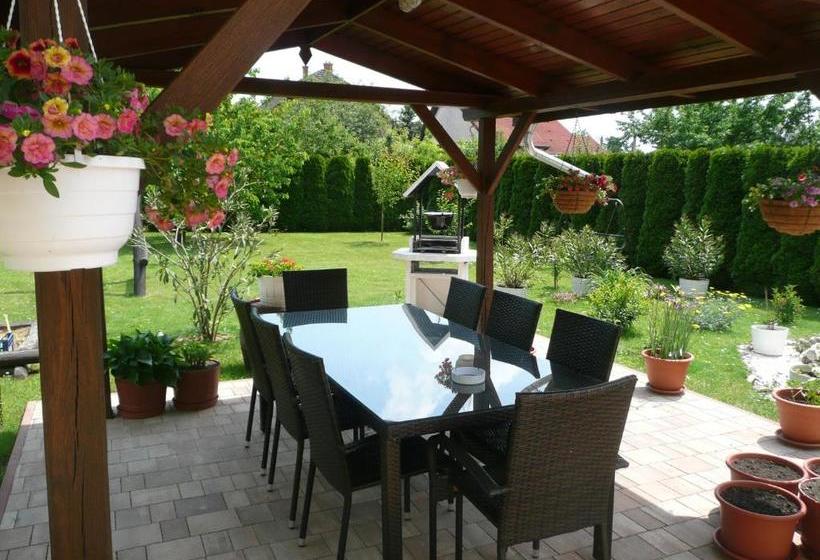 بنسيون Zsuzsi Vendégház