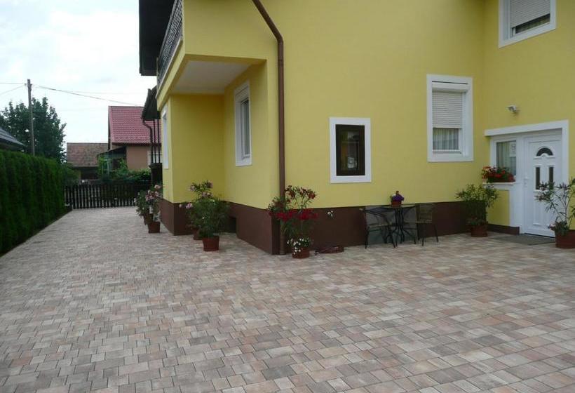 بنسيون Zsuzsi Vendégház