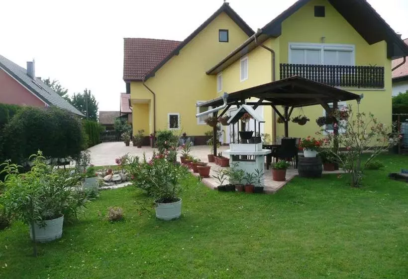 ペンション Zsuzsi Vendégház