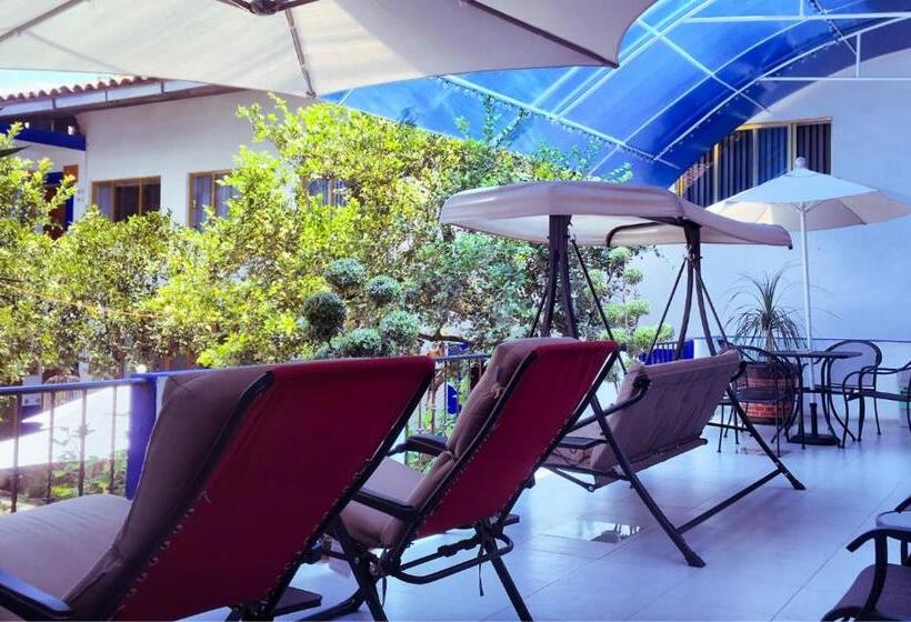 بنسيون Hostal Plaza Central