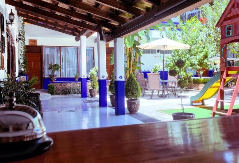 بنسيون Hostal Plaza Central