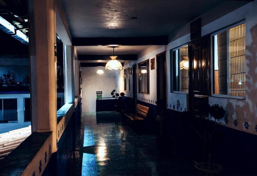 بنسيون Hostal Plaza Central