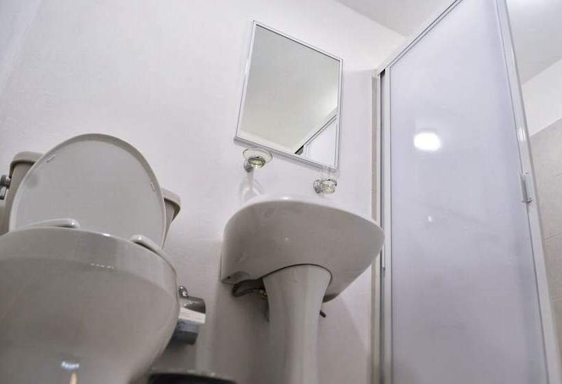 بنسيون Hostal Plaza Central