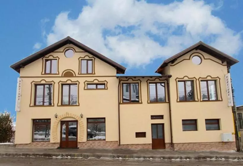 Pensiunea Un Baiat Si O Fata