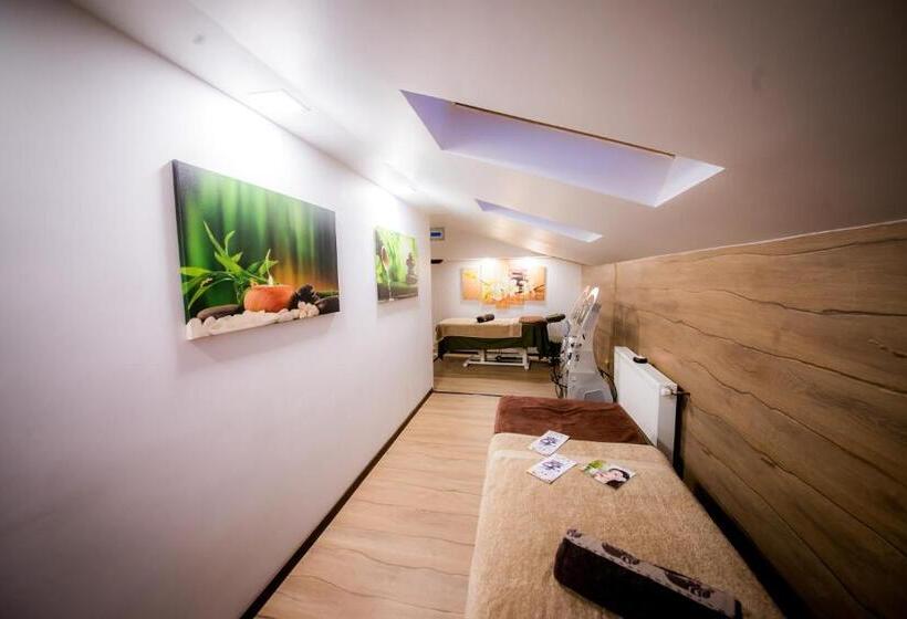 Pensiunea Un Baiat Si O Fata