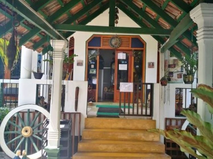 Отель Frangipani Beach Villa