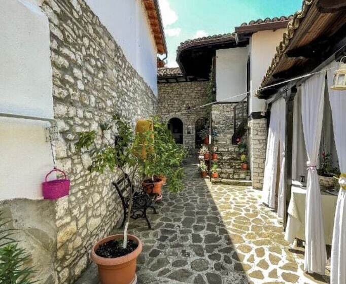 پانسیون Bujtina Kodiket Guesthouse